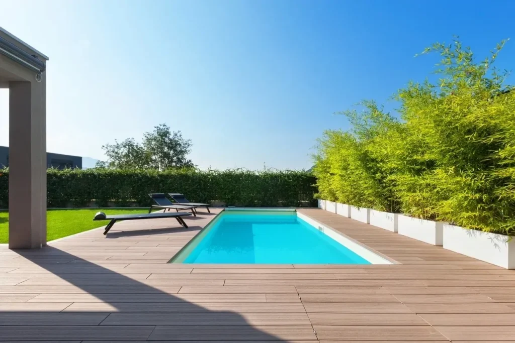 3 Tips for Choosing the Right Fence for Your Swimming Pool