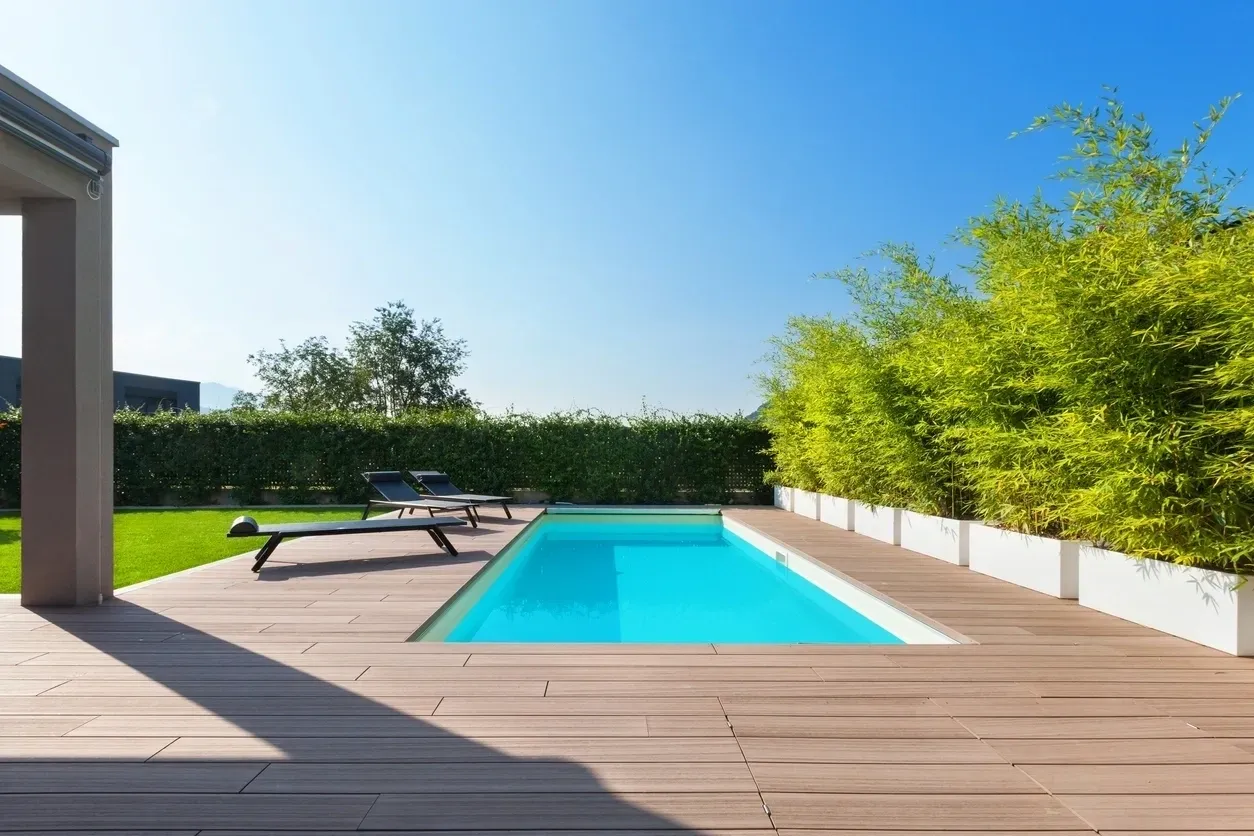 3 Tips for Choosing the Right Fence for Your Swimming Pool